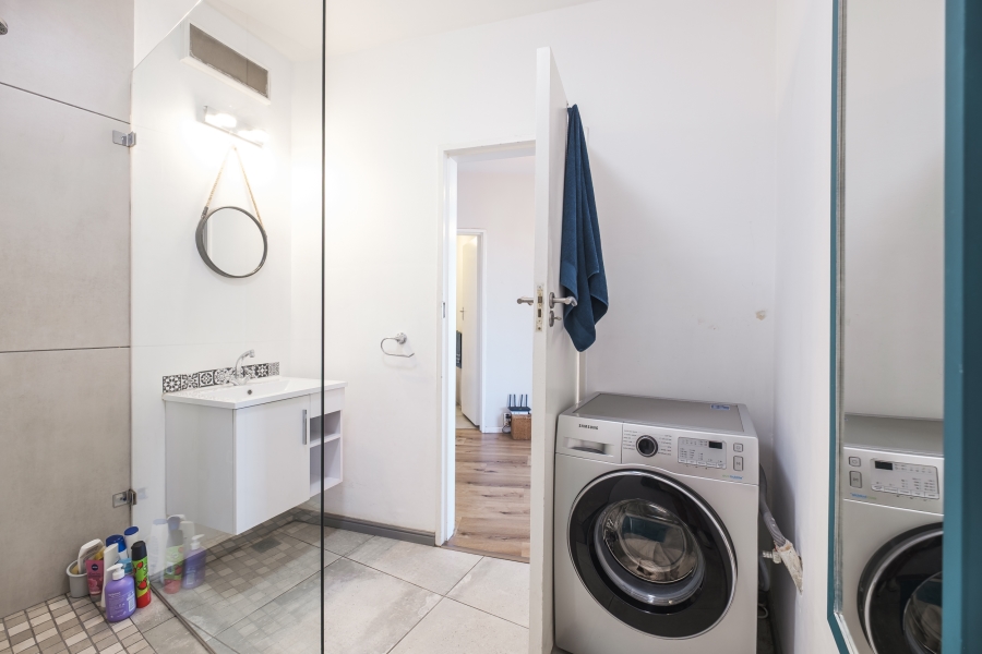 2 Bedroom Property for Sale in Vredehoek Western Cape